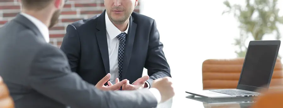 Échange entre un dirigeant de PME et son consultant en gestion