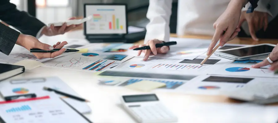 Comité de direction de PME analysant ses chiffres